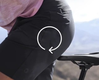 Nahaufnahme eines Terry Fahrradsattels bei der Fahrt mit Pfeil-Icon.