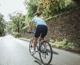 Radfahrerin von hinten 