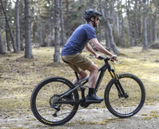 Ein Mann fährt mit einem Mountainbike durch den Wald