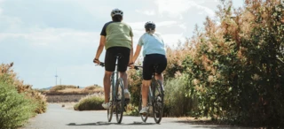 Zwei Radfahrer fahren mit Terry FitnessComfort Sätteln