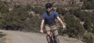 Ein Mann fährt mit einem Mountainbike über einen Radweg