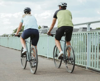 Zwei Radfahrer demonstrieren die Druckverteilung auf den Terry-Sätteln