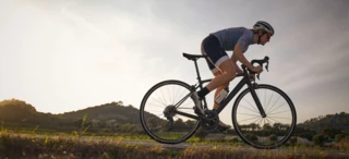 Seitliche Ansicht einer Frau auf dem Rennrad