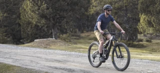 Ein Mann fährt mit einem Mountainbike über einen Radweg